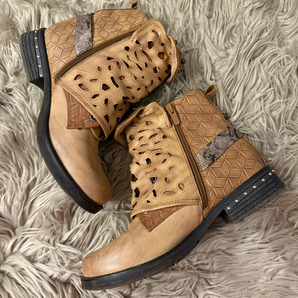 Stylish Tan Ankle Boots - Picture 3 of 10